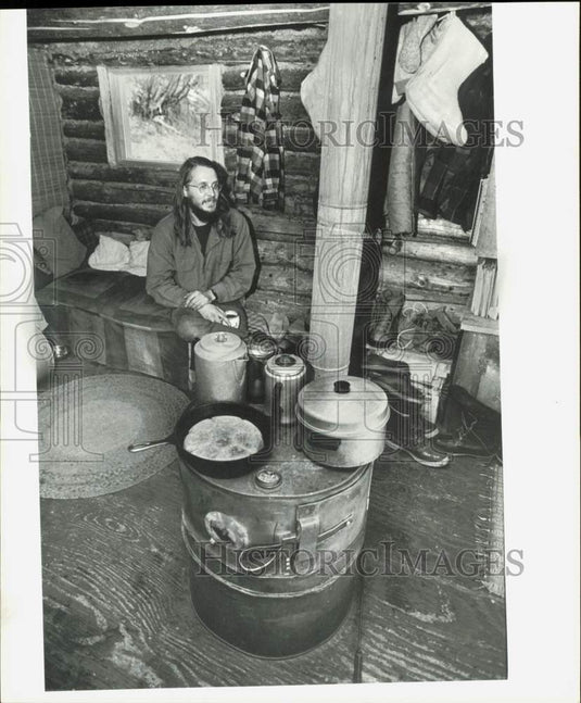 1985 Press Photo Paul Bratton in His Chase Cabin - lrb15966- Historic Images