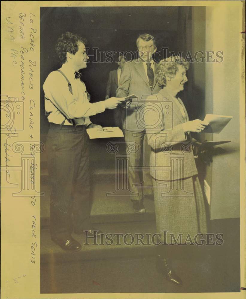 1988 Press Photo La Pierre Directs Claire and Ted Pease to Seats at UAA PAC- Historic Images