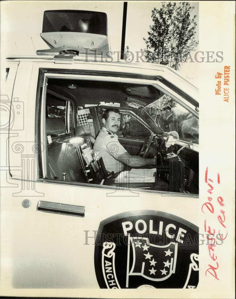 1987 Press Photo James Leosch in Anchorage Police Department Squad Car- Historic Images