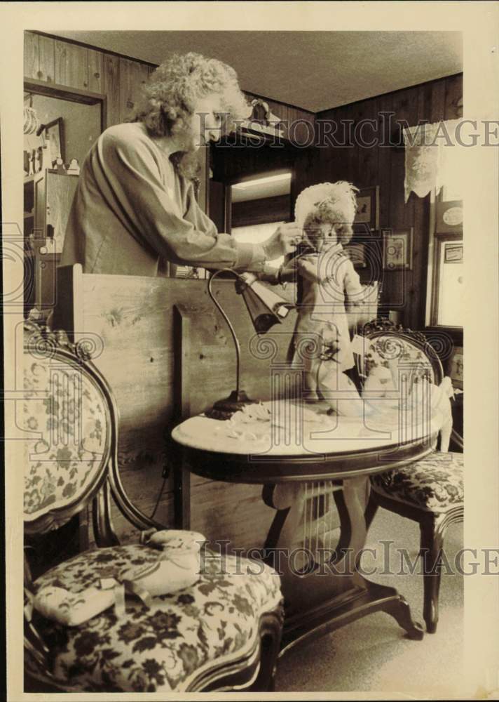 1987 Press Photo Sherry Riggs cleaning a doll at her home - lrb16169- Historic Images