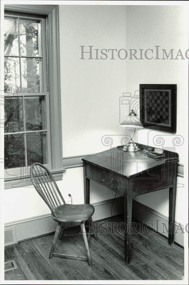 1982 Press Photo Antique Foyer Desk and Window of Pat Selle - lrb16385- Historic Images