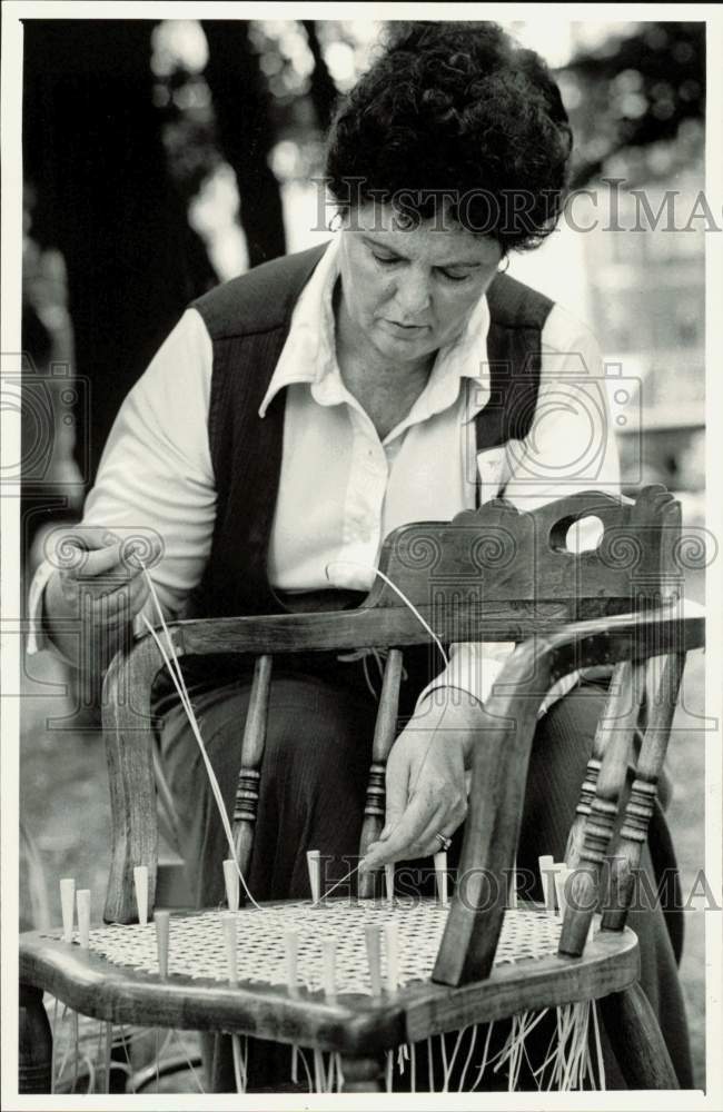 1983 Press Photo Marilyn Price of Matthews Caning Antique Captain&#39;s Chair- Historic Images