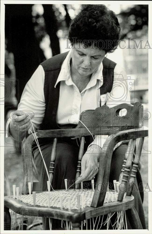 1983 Press Photo Marilyn Price of Matthews Caning Antique Captain's Chair- Historic Images