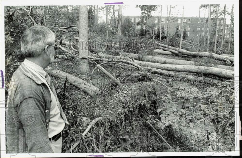 1989 Press Photo Dr. Larry Mellichamp looks at damage at UNCC Greenhouse, N.C.- Historic Images