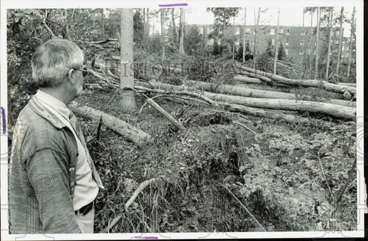 1989 Press Photo Dr. Larry Mellichamp looks at damage at UNCC Greenhouse, N.C.- Historic Images