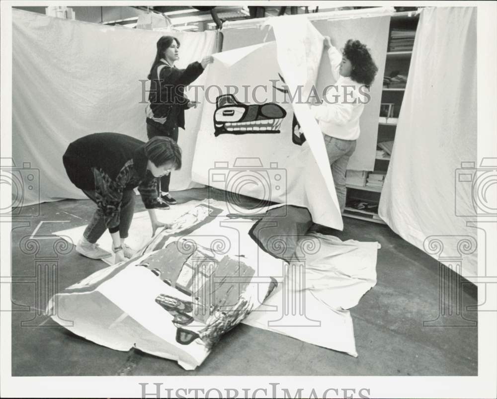 1991 Press Photo Students fold up scenery from their play at East High School- Historic Images