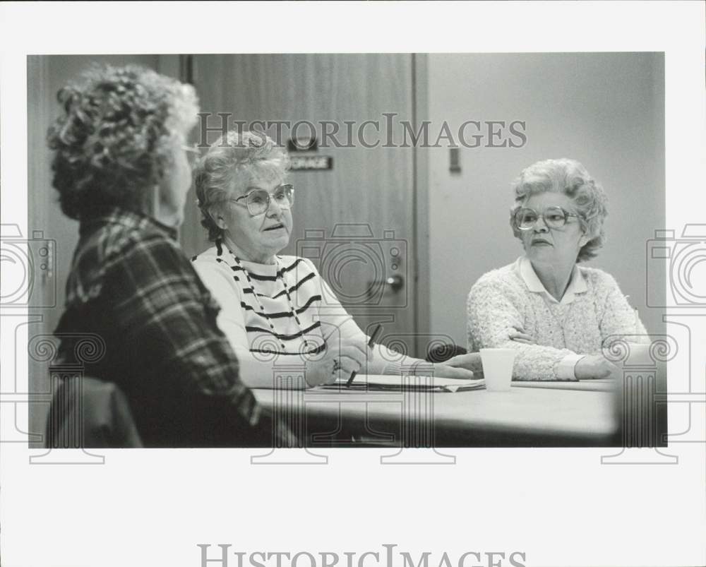 1986 Press Photo Dorothy Ellsworth Speaks at Experience Works Group Meeting- Historic Images