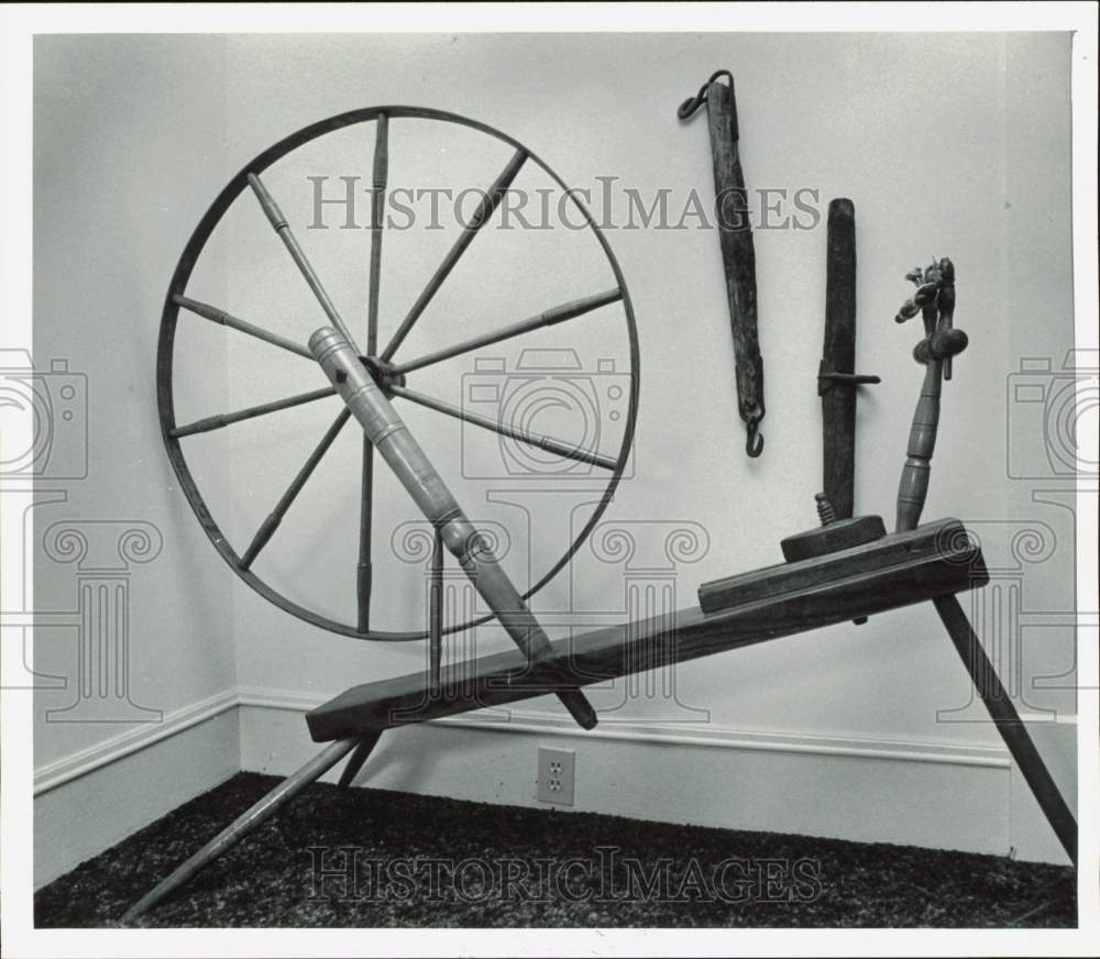 1981 Press Photo Old Spinning Wheel in Living Room - lrb17356- Historic Images