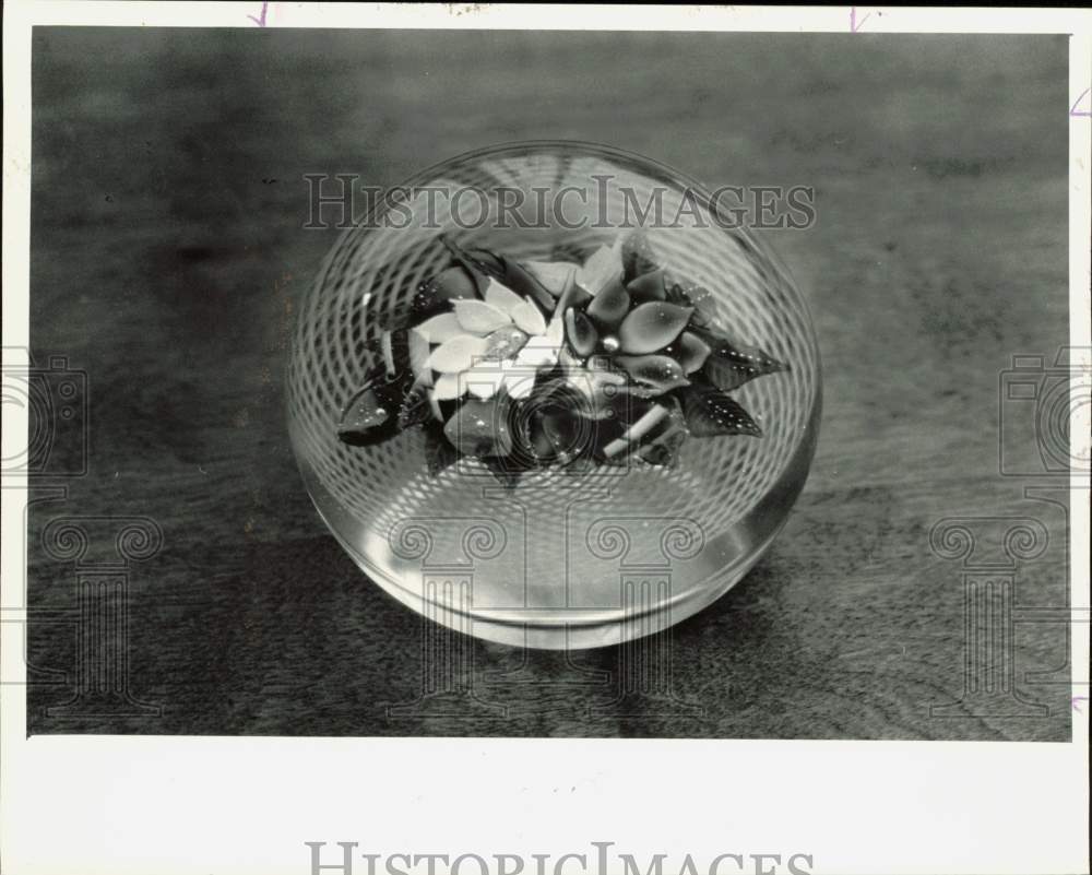 1987 Press Photo An antique glass paperweight bought by Charles Goldthrite- Historic Images