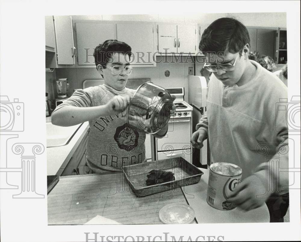 1988 Press Photo Students whipping up brownies at Central Junior High School- Historic Images