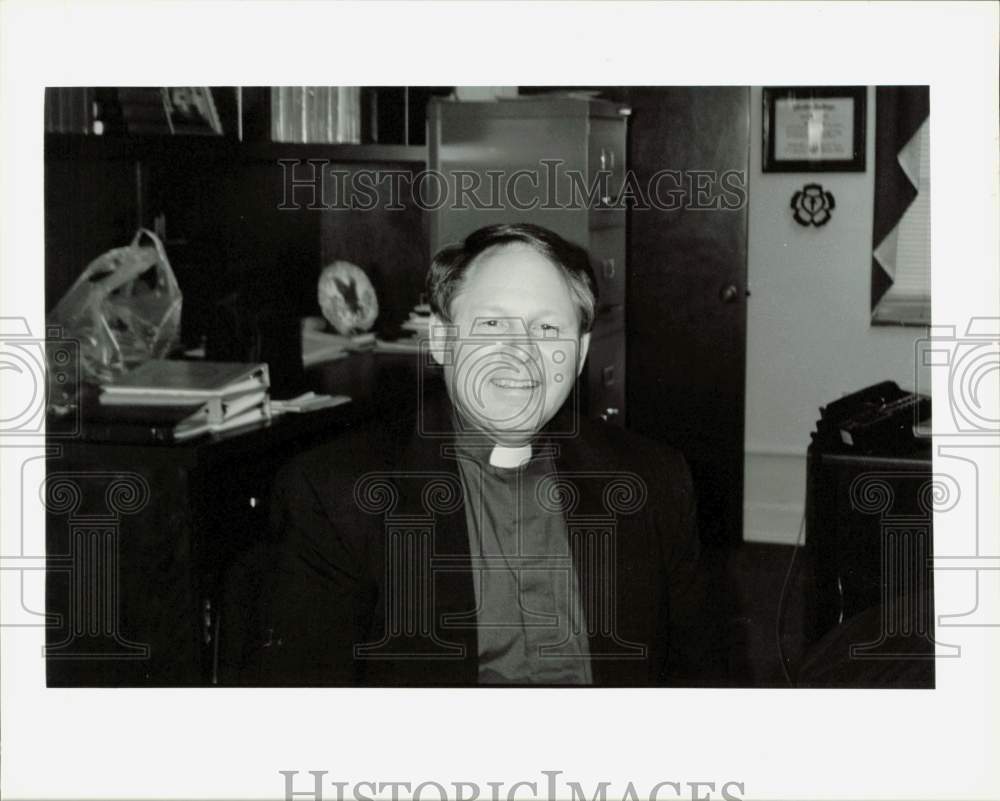 1993 Press Photo Reverend Tom Corbett, St. John&#39;s Evangelical Lutheran Church- Historic Images