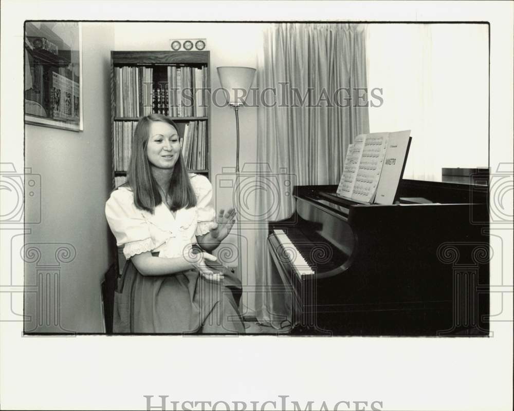 1986 Press Photo Margaret Louise Norwood at Piano - lrb17618- Historic Images