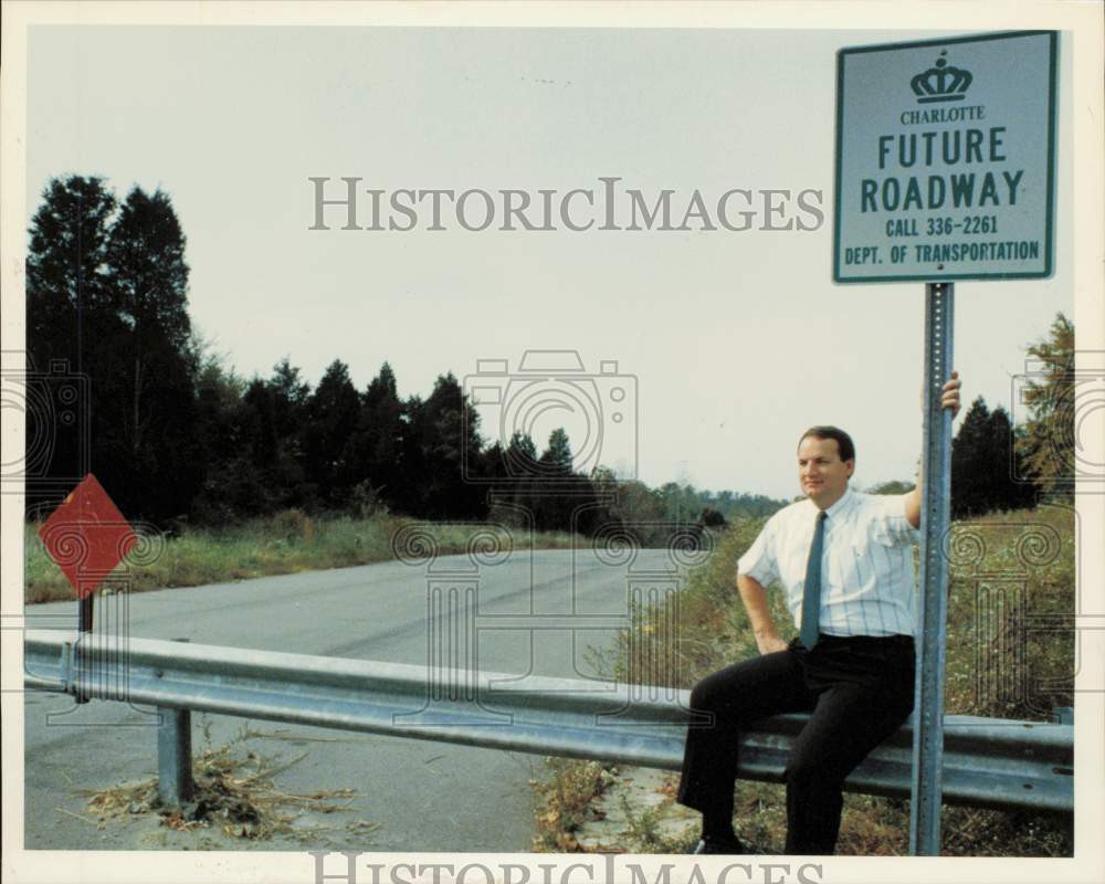 1991 Press Photo Tom Mangum sits on barricade at the headend of Park Road Ext.- Historic Images