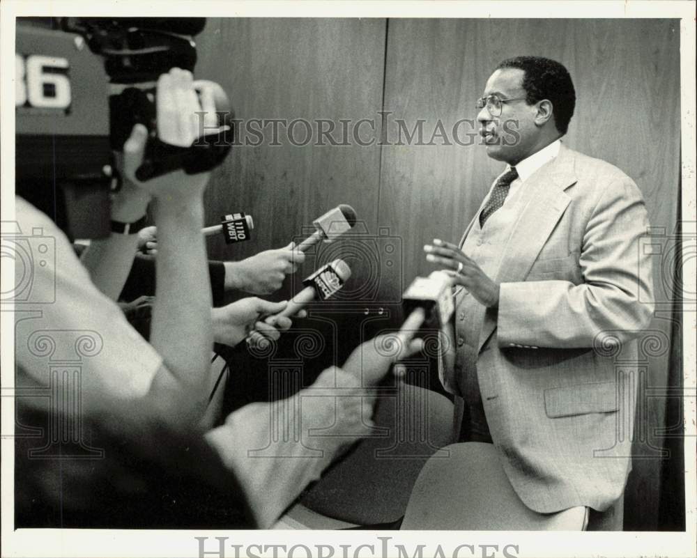 1986 Press Photo County Commissioner Bob Walton Talks with News Media- Historic Images
