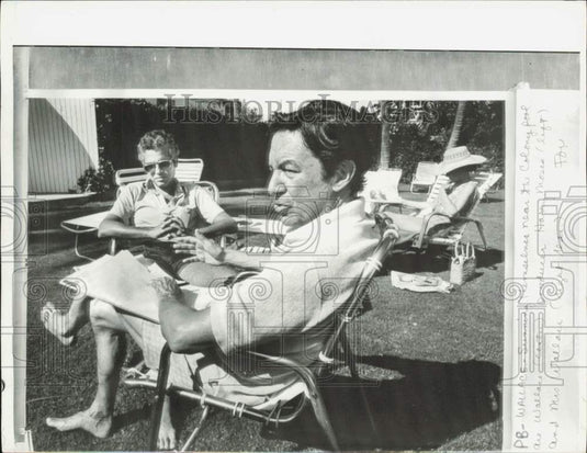 1975 Press Photo Mr. and Mrs. Mike Wallace enjoy the sun at the Colony pool- Historic Images