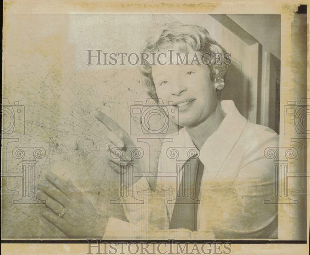 1970 Press Photo Dr. Irene Paden points to location of her new Antarctica home- Historic Images