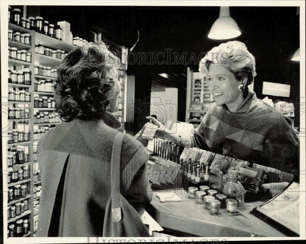 1985 Press Photo Georgiana Werner Nancy Thomas at Peoples Natural Food Market- Historic Images