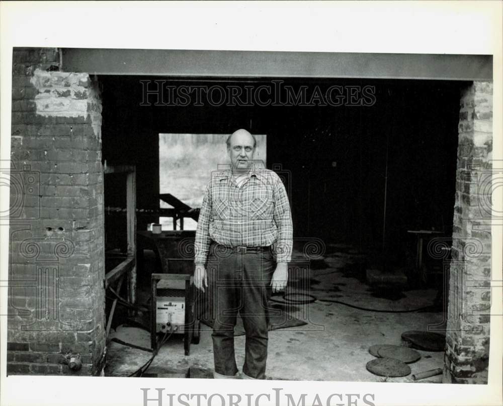 1980 Press Photo Carl Weston at his foundry in Anson County. - lrb18295- Historic Images