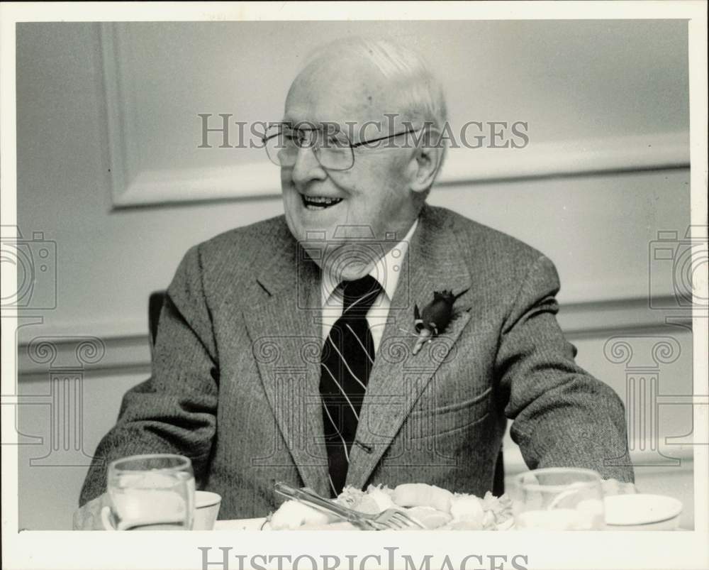 1985 Press Photo J. Norman Pease enjoys birthday cake at Salvation Army meeting- Historic Images