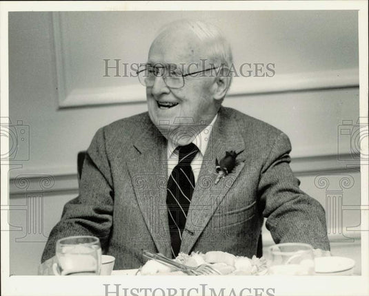 1985 Press Photo J. Norman Pease enjoys birthday cake at Salvation Army meeting- Historic Images