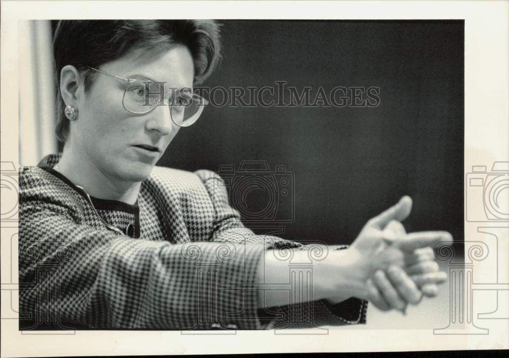 1991 Press Photo Susan Parkes demonstrates shooting stance in Anchorage, Alaska- Historic Images