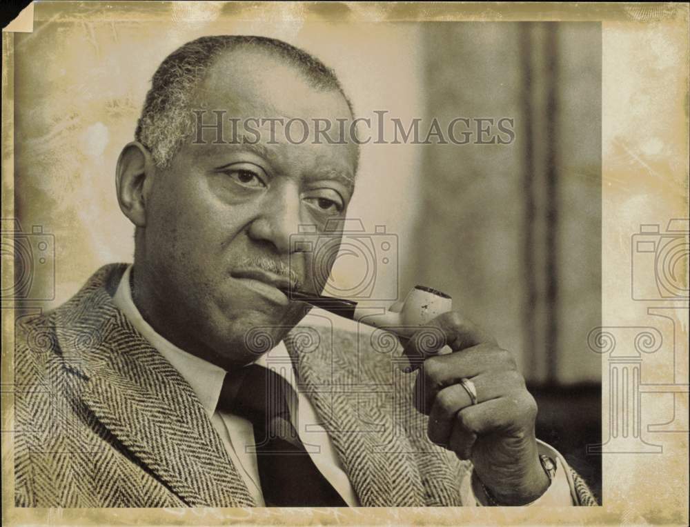 1972 Press Photo Doctor Leonel Newsom smokes pipe at his North Carolina office- Historic Images