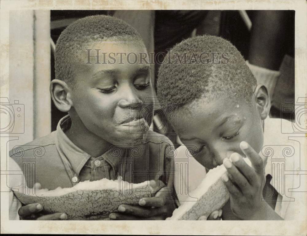 1969 Press Photo Curtis Byers &amp; James Hall eat watermelon at Earle Village, NC- Historic Images