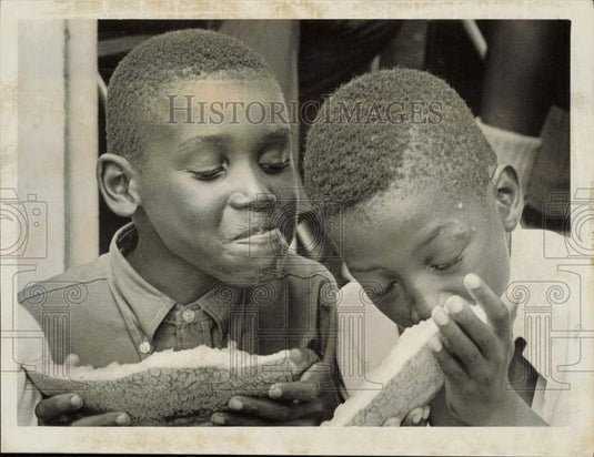 1969 Press Photo Curtis Byers & James Hall eat watermelon at Earle Village, NC- Historic Images