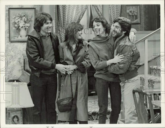 1983 Press Photo Valerie Bertinelli & co-stars of "One Day at a Time" on CBS-TV- Historic Images