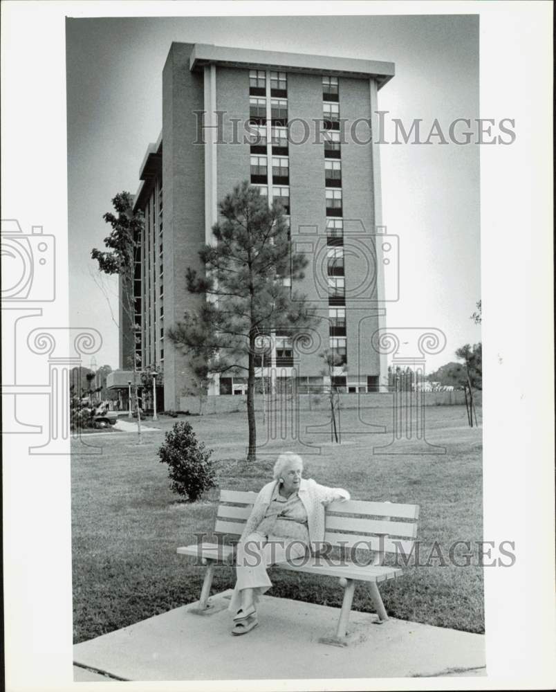 1978 Press Photo Elderly resident sits outside the Charlottetown Terrace- Historic Images