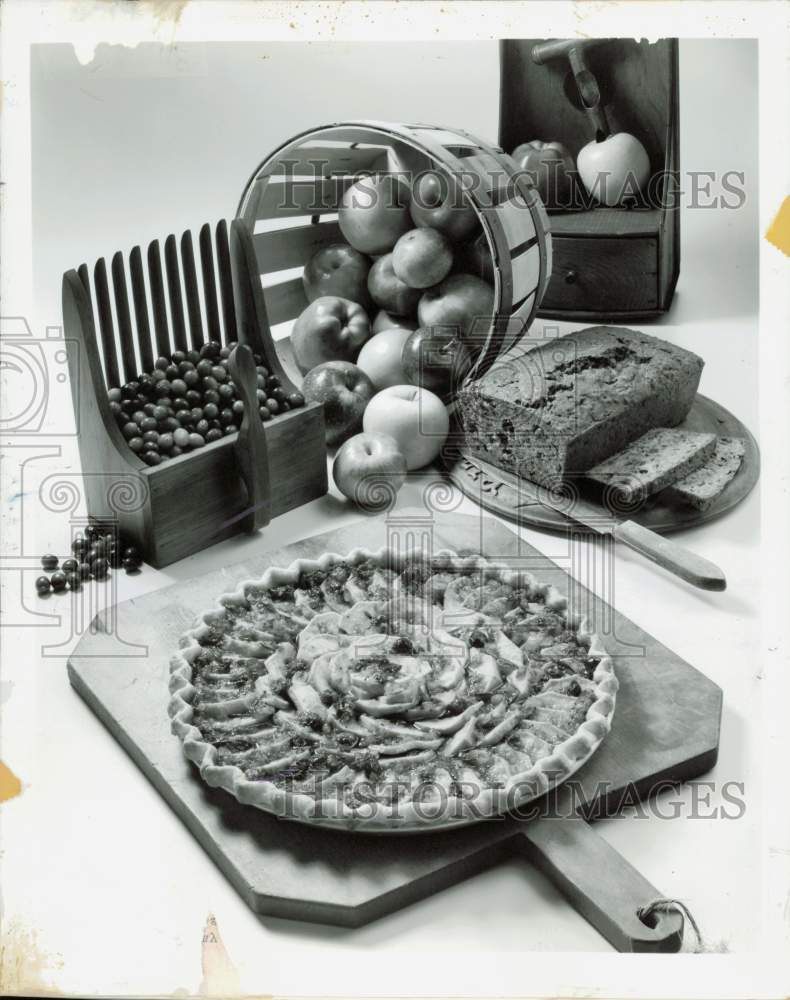 1981 Press Photo Elegant flan and wheat bread made from apples and cranberries- Historic Images