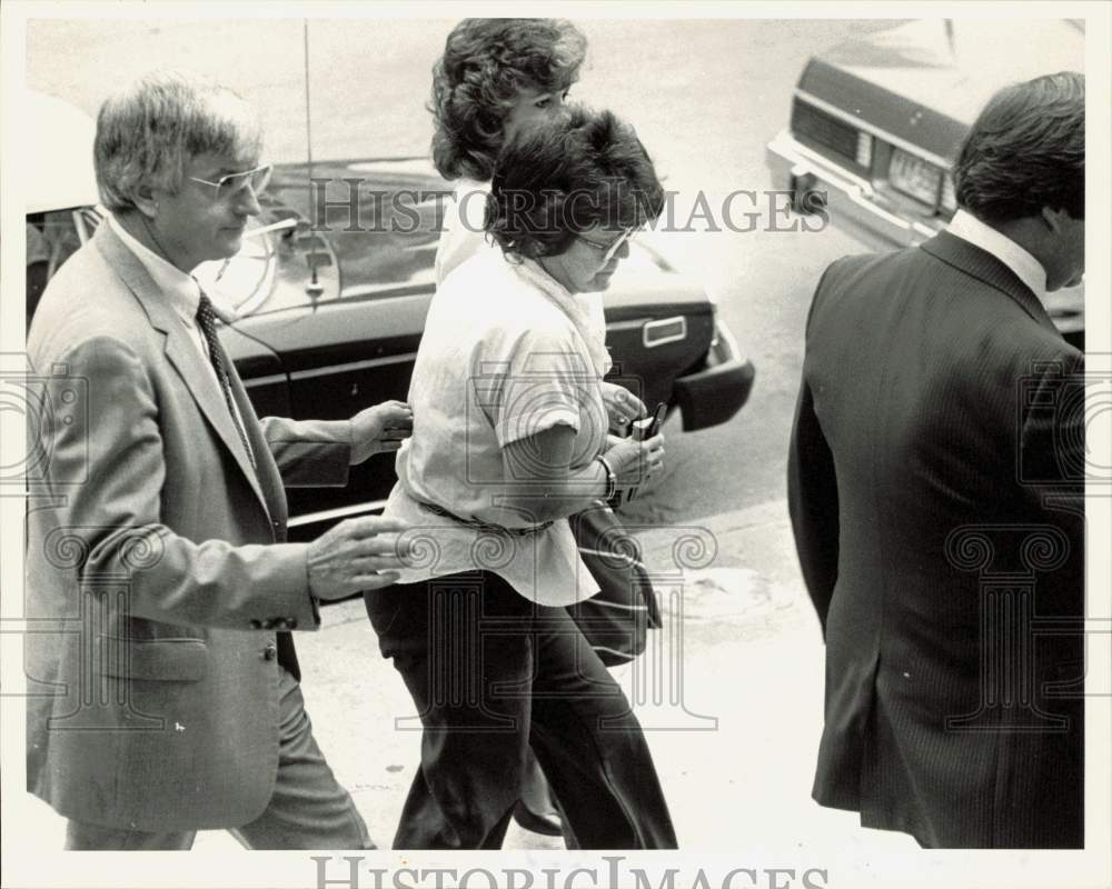 1983 Press Photo Tish Anderson in Custody of Federal Marshals - lrb19215- Historic Images