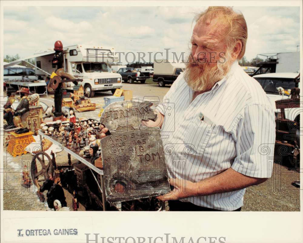 1991 Press Photo Tom Breen shows pig&#39;s tombstone dating back to 1865, Charlotte- Historic Images