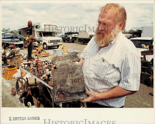 1991 Press Photo Tom Breen shows pig's tombstone dating back to 1865, Charlotte- Historic Images