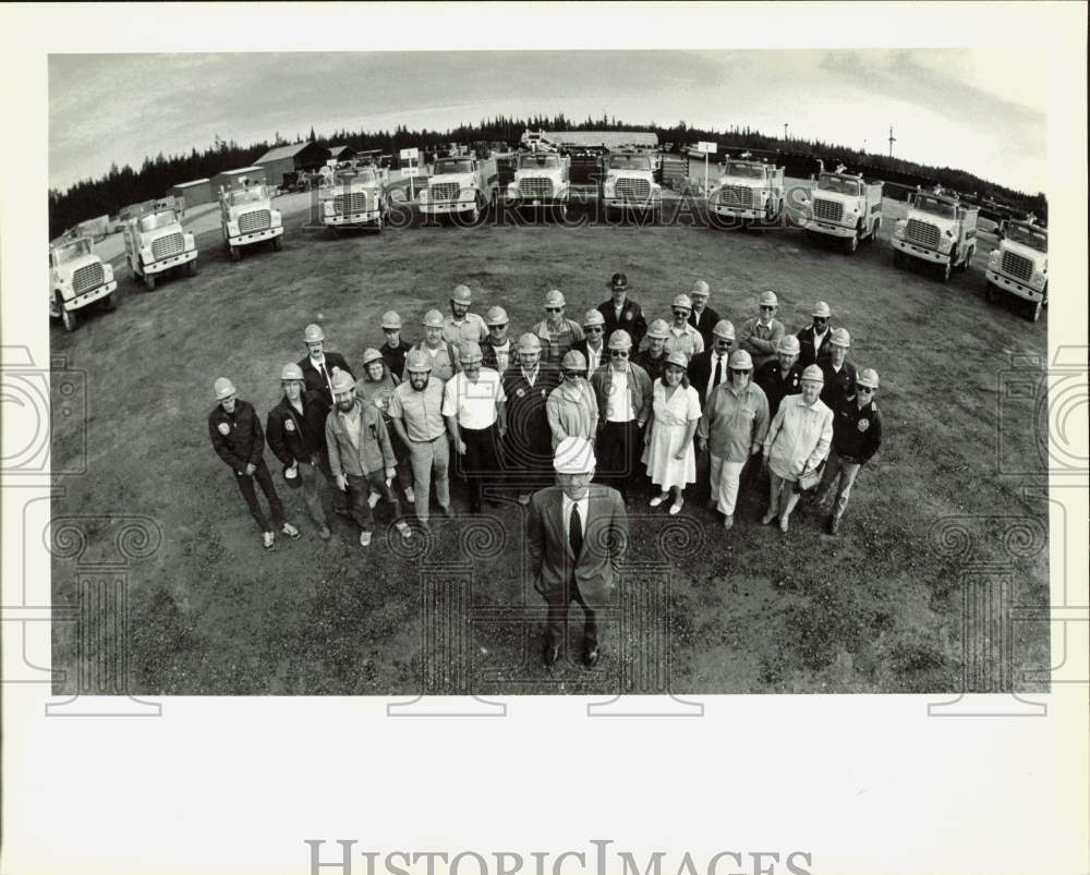 1988 Press Photo Alyeska President George M. Nelson with Volunteer Firefighters- Historic Images