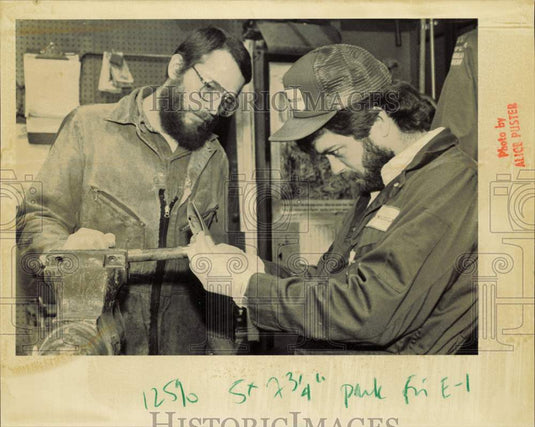 1987 Press Photo Bill Park assists co-worker with equipment at workshop, Alaska- Historic Images