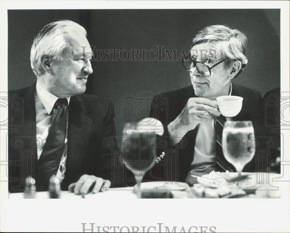 1987 Press Photo Wally Hickel confers with Mo Udall at Anchorage Hilton Hotel- Historic Images