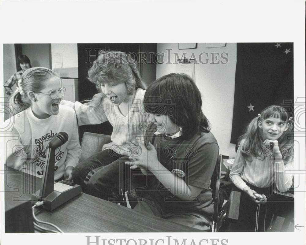 1987 Press Photo Snowshoe Elementary students in &quot;Battle of the Books,&quot; Alaska- Historic Images