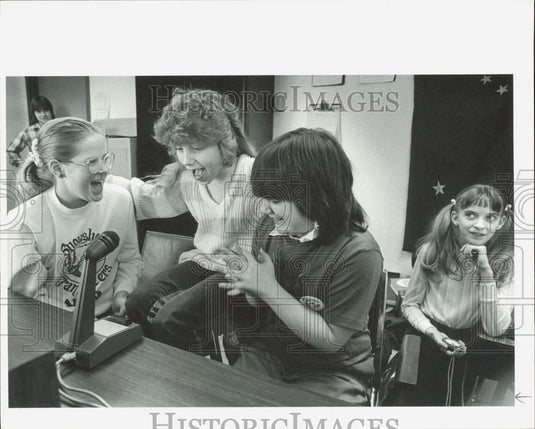 1987 Press Photo Snowshoe Elementary students in "Battle of the Books," Alaska- Historic Images