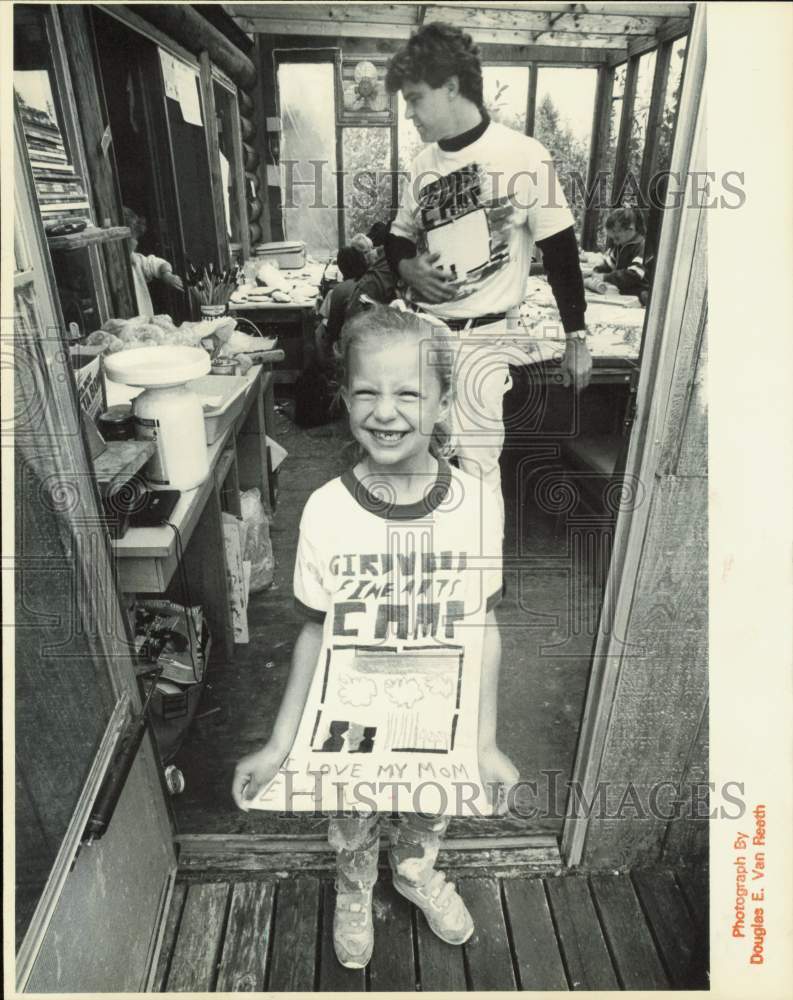 1988 Press Photo Annie Olsen wearing a Girlwell Fine Arts Camp t-shirt- Historic Images