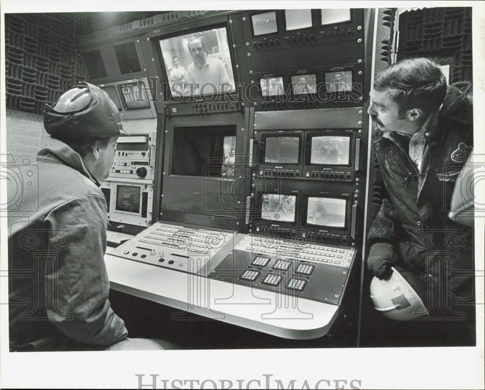 1986 Press Photo Amoco Employees Talk to Counterparts in Houston on Monitor- Historic Images