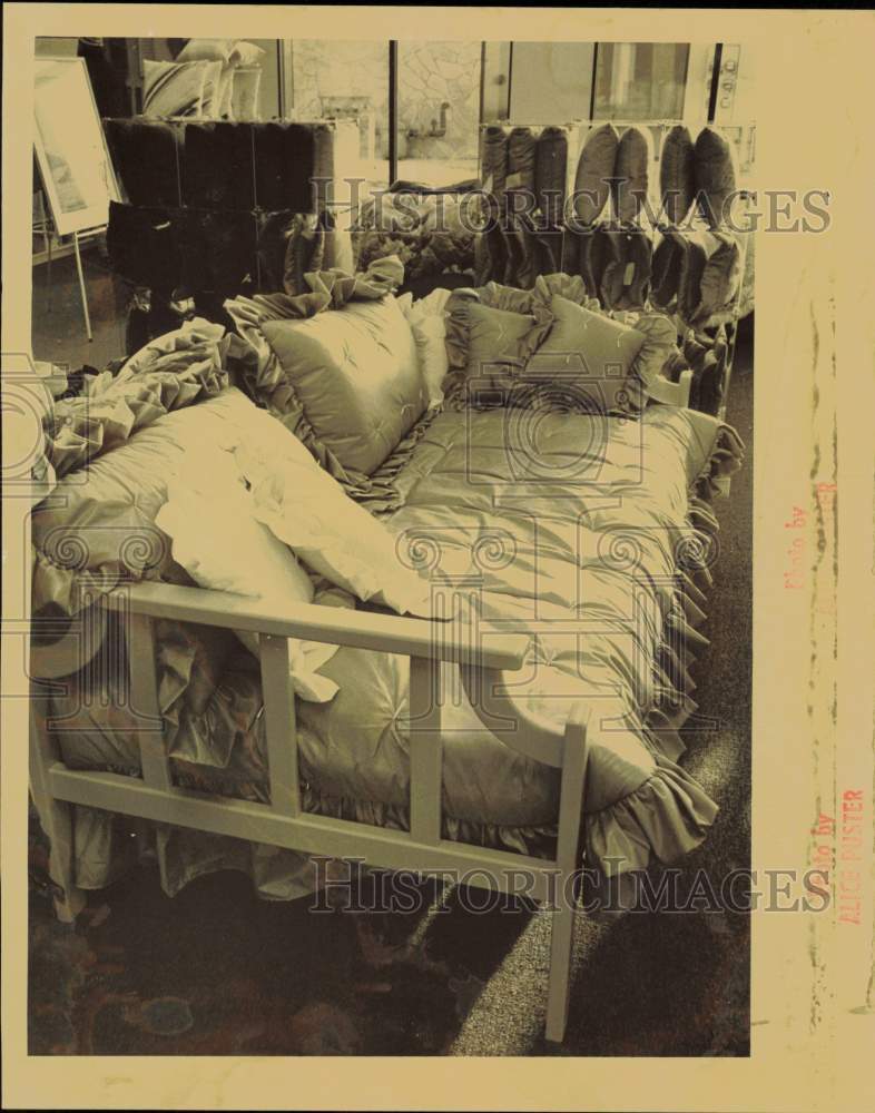 1985 Press Photo Daybed with Ruffles at Linen House Shop near Lake Otis, Alaska- Historic Images