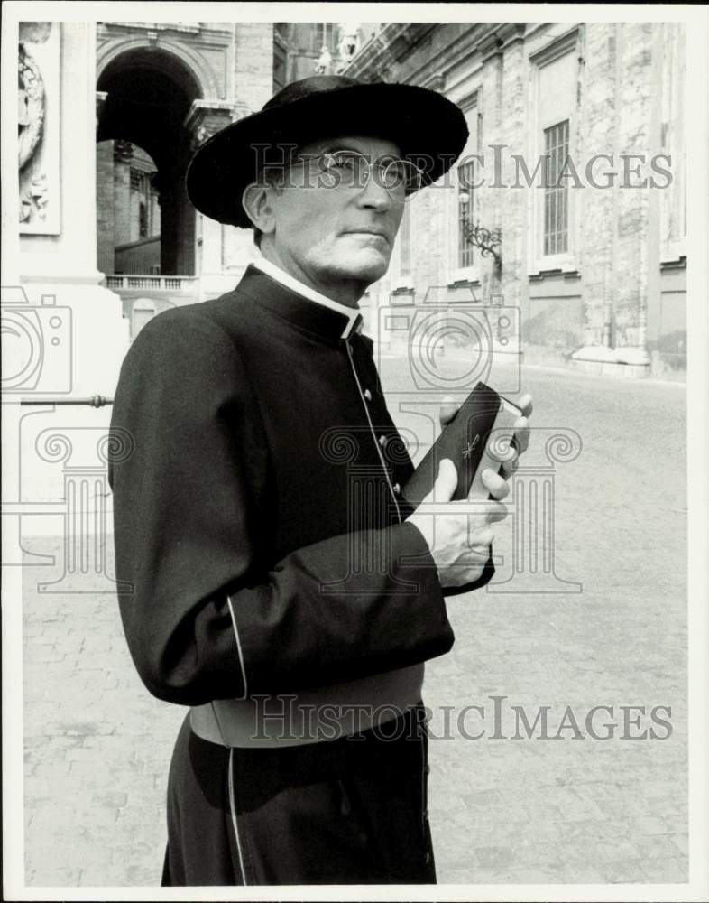 1983 Press Photo Actor Gregory Peck as priest in &quot;The Scarlet and the Black&quot;- Historic Images