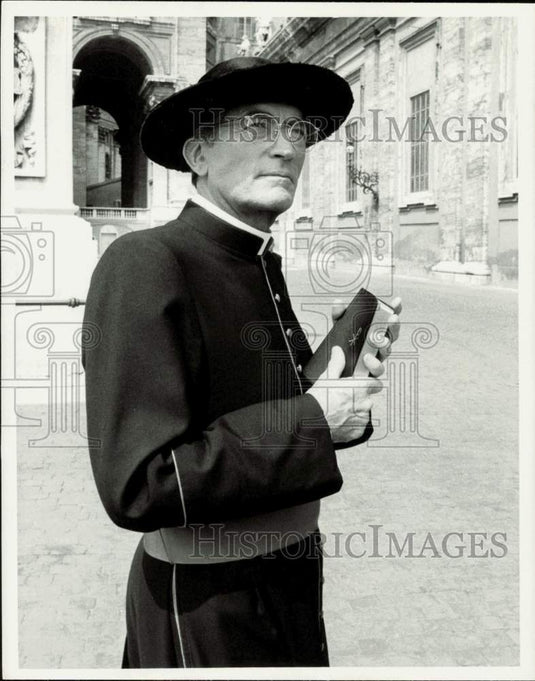 1983 Press Photo Actor Gregory Peck as priest in "The Scarlet and the Black"- Historic Images
