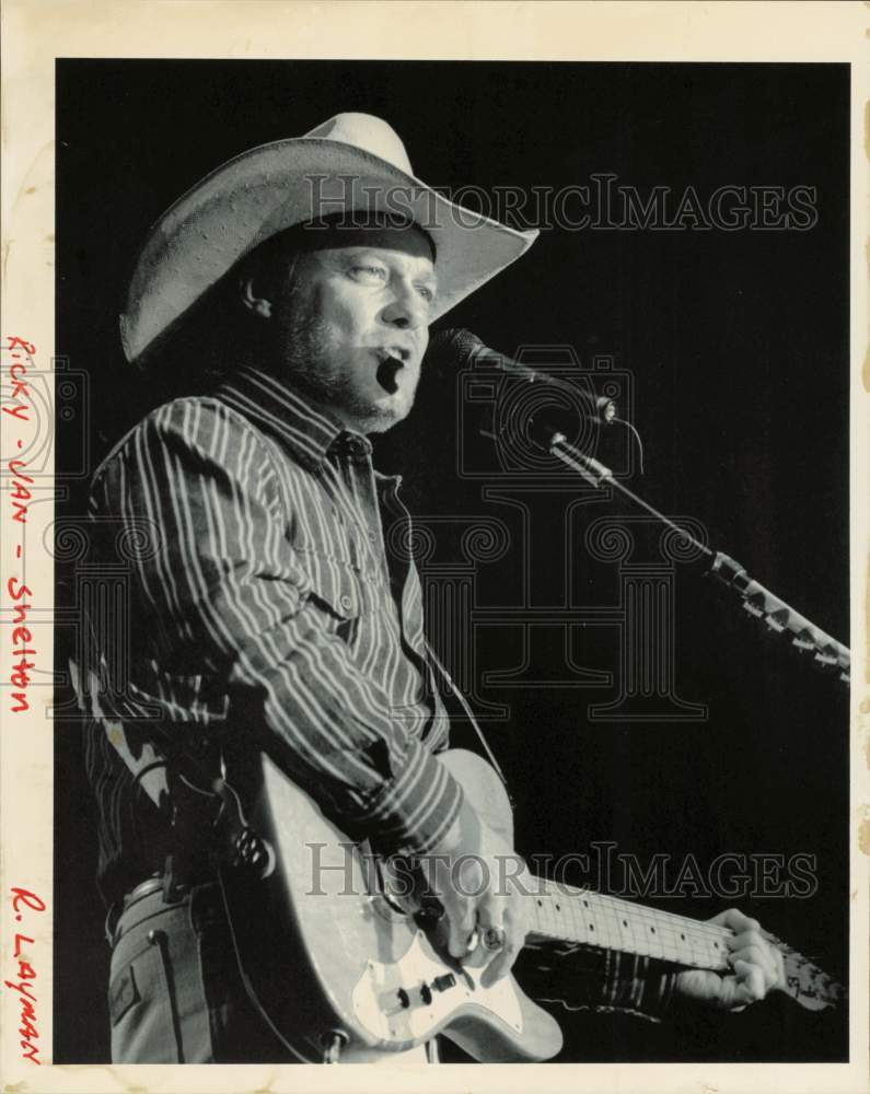 1992 Press Photo Ricky Van Shelton performing on stage - lrb20399- Historic Images