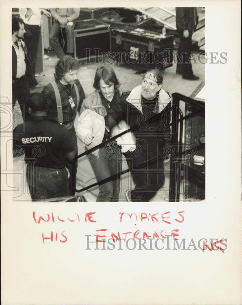 1983 Press Photo Security escorting Willie Nelson at entrance to stage, Alaska- Historic Images