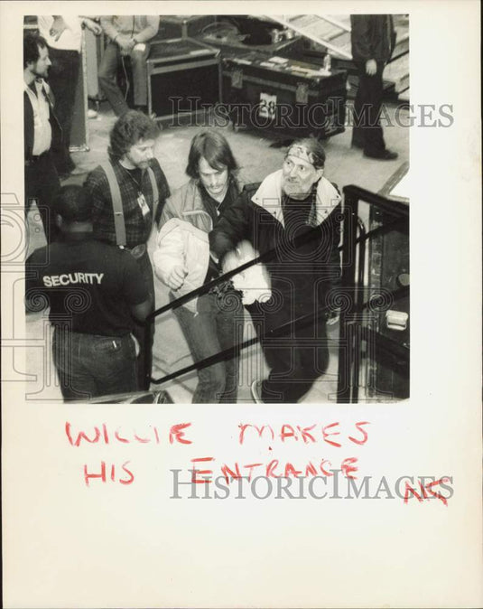 1983 Press Photo Security escorting Willie Nelson at entrance to stage, Alaska- Historic Images