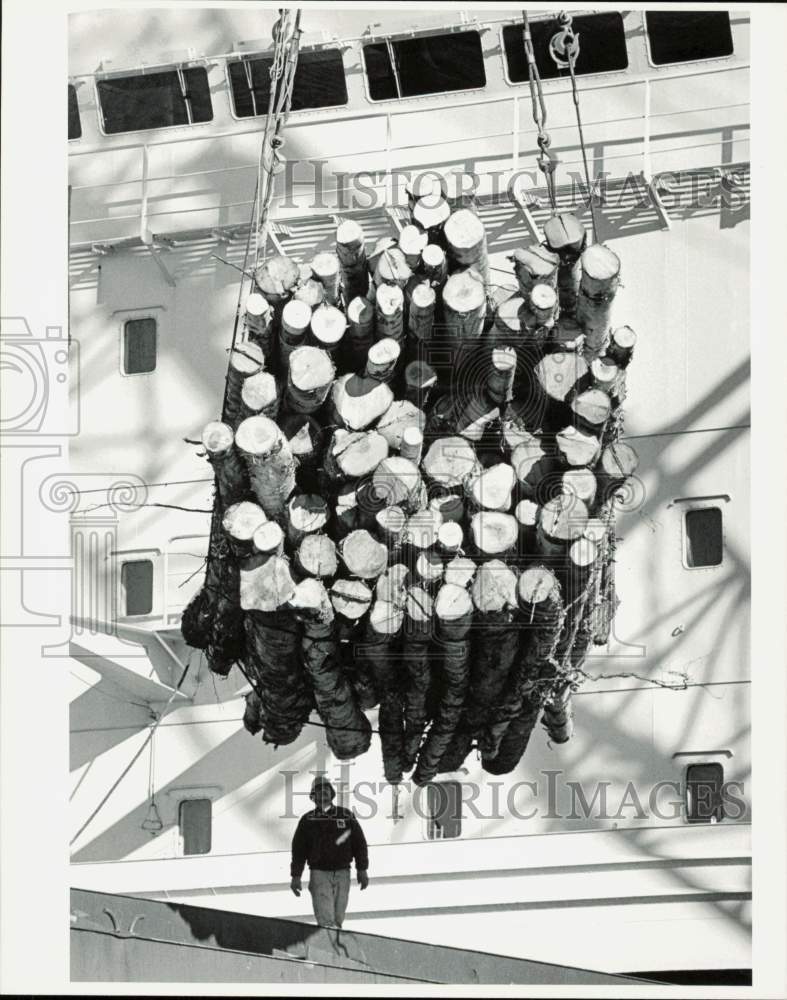 1988 Press Photo Birch logs loaded onto the Hyundai No. 18 at Port of Anchorage- Historic Images