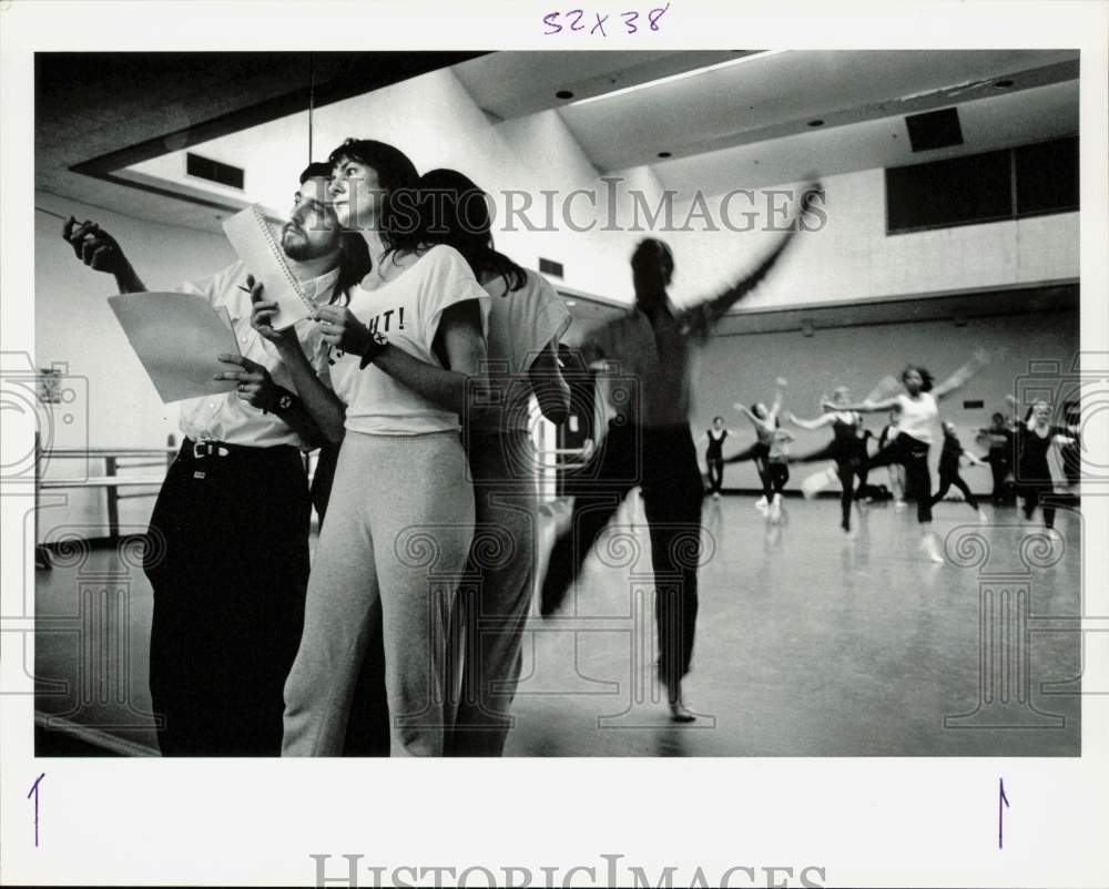 1990 Press Photo Directors Brian Jeffery and Mary Ward watch dancers perform- Historic Images