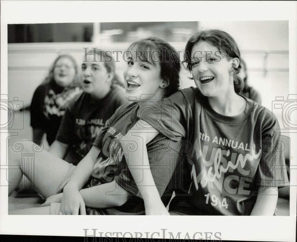 1994 Press Photo Girls rehearse a song at the Dance Spectrum Studio - lrb20514- Historic Images